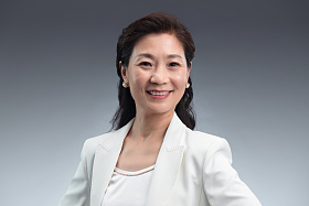 优雅时尚的商务中年女士肖像