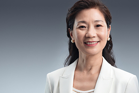 优雅时尚的商务中年女士肖像图片