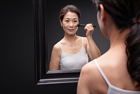 对着镜子化妆的成熟女人