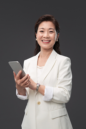 拿着手机的商务成熟女士图片