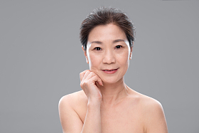 漂亮的中年女人妆面图片