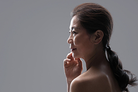中老年女性侧脸
