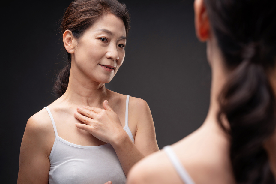 优雅的中年女性欣赏镜子中的自己