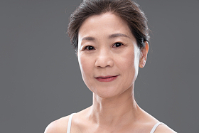 优雅的中年女人妆面图片