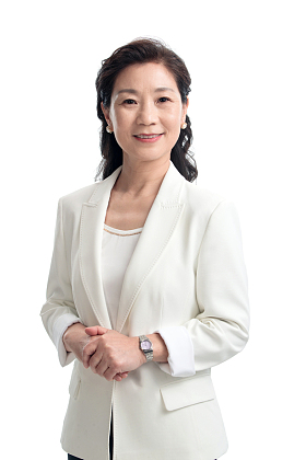 自信时尚的商务中老年女士图片