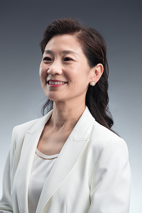 优雅时尚的商务中年女士图片