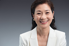 优雅时尚的商务中年女士肖像照片