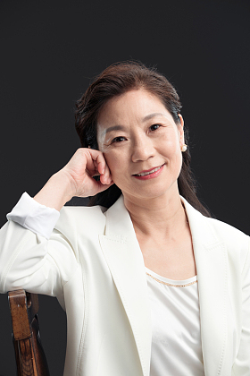 坐在椅子上的成熟商务女士