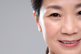 中年女人妆面特写