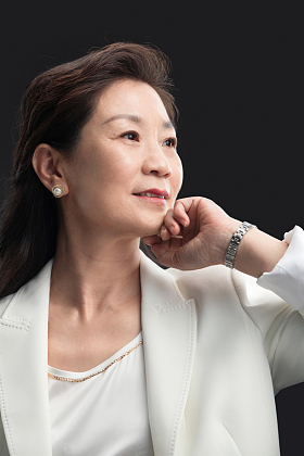 坐在椅子上的成熟商务女士照片