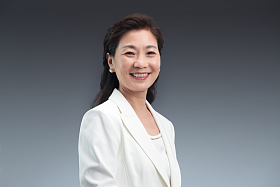 快乐时尚的商务中年女士肖像图片