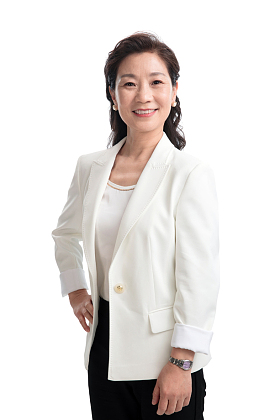 自信时尚的商务中老年女士图片