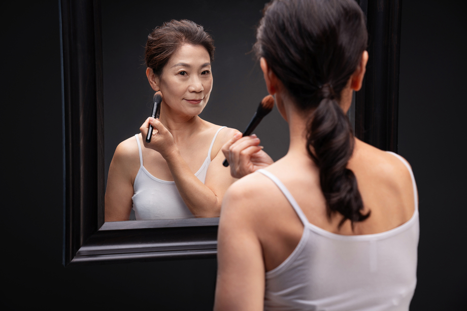 对着镜子化妆的成熟女人图片 对着镜子化妆的成熟女人图片