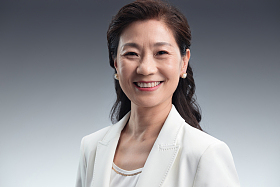 快乐时尚的商务中年女士肖像图片