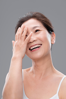 快乐的中老年女人照片