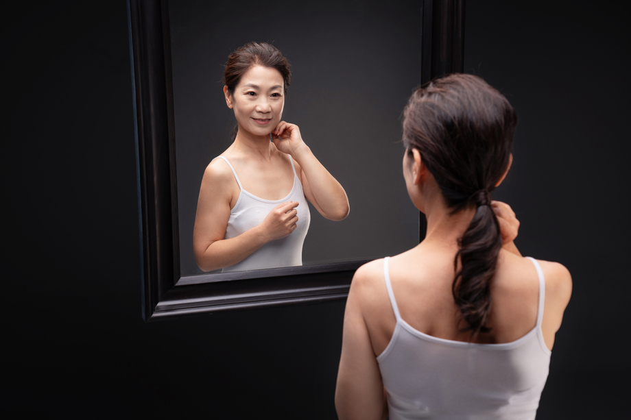 中年女性欣赏镜子中的自己图片