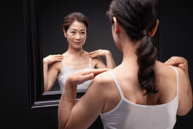 中年女性欣赏镜子中的自己图片