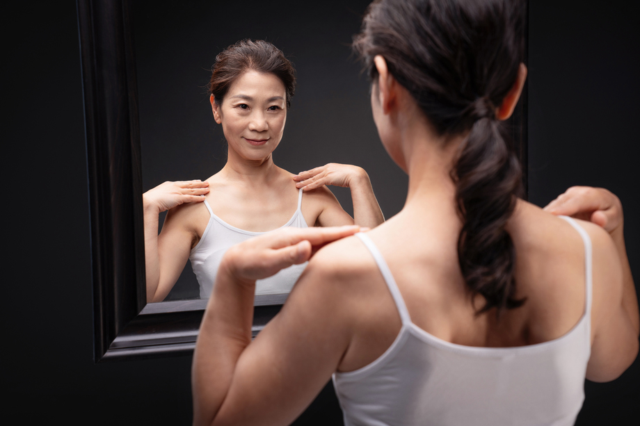 中年女性欣赏镜子中的自己图片