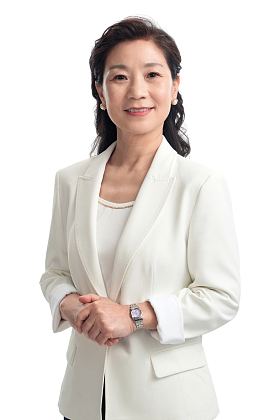 自信时尚的商务中老年女士图片