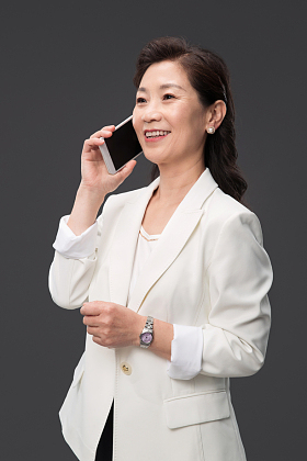 打电话的商务中年女士图片