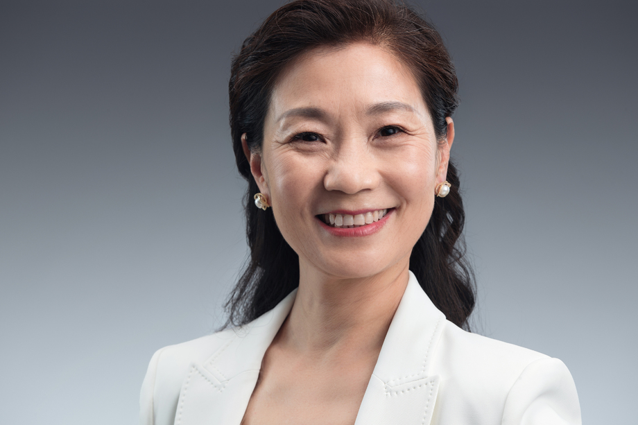 快乐时尚的商务中年女士肖像 快乐时尚的商务中年女士肖像