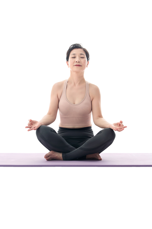 闭着眼睛练瑜伽的中年女士