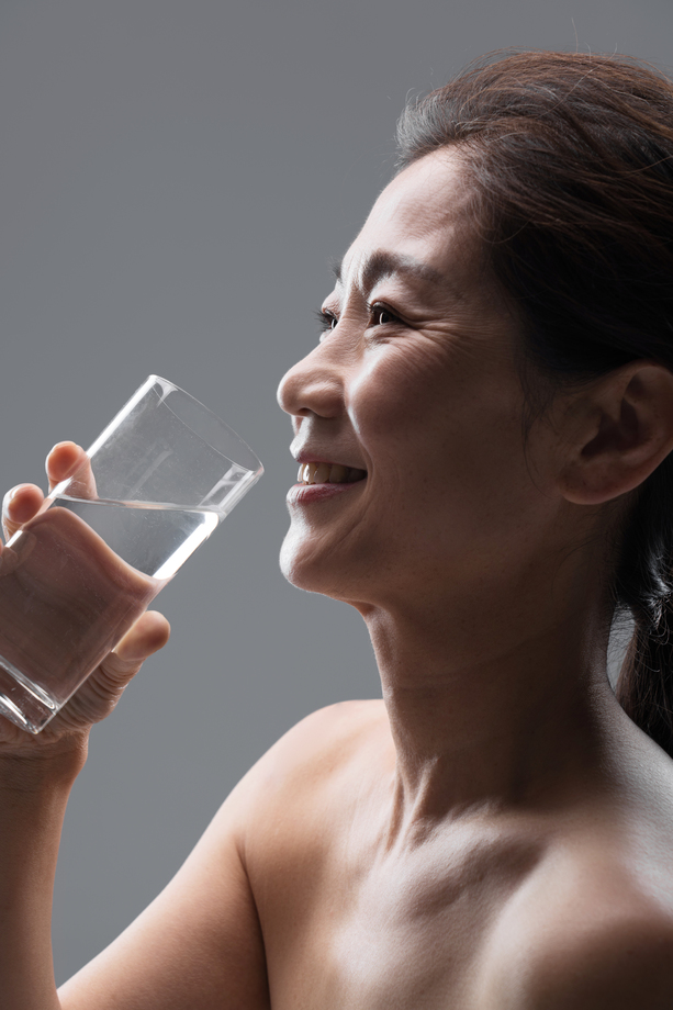 中年女人喝水图片