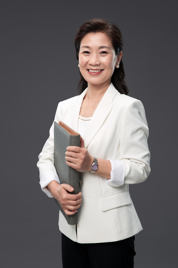 抱着文件夹的成熟商务女士图片 抱着文件夹的成熟商务女士图片