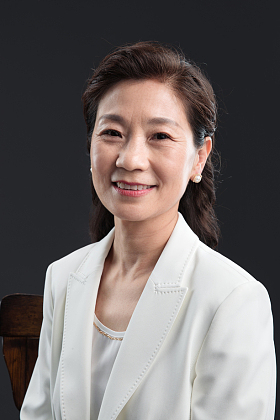 坐在椅子上的成熟商务女士图片