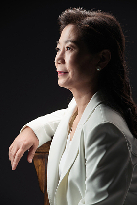 坐在椅子上思考的商务女士照片
