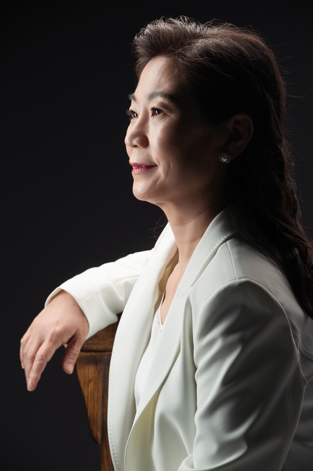 坐在椅子上思考的商务女士照片