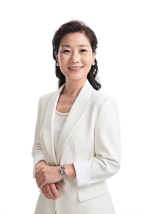 自信时尚的商务中老年女士图片