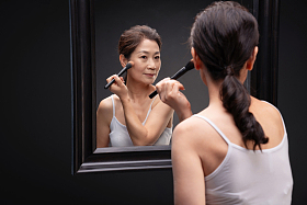 对着镜子化妆的成熟女人图片
