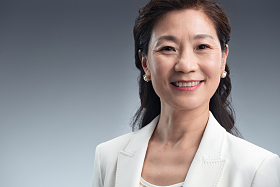 快乐时尚的商务中年女士肖像图片