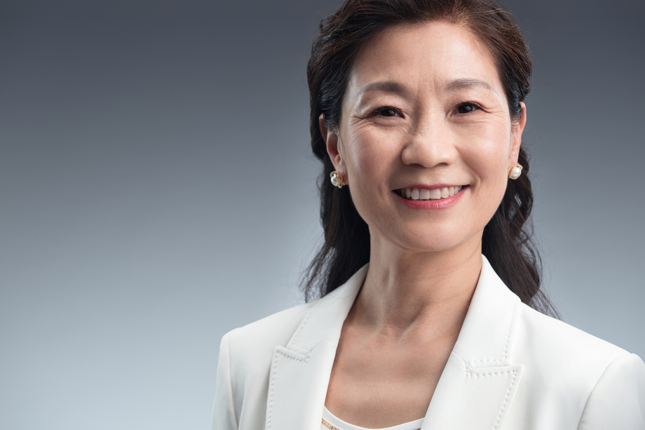 快乐时尚的商务中年女士肖像图片 快乐时尚的商务中年女士肖像图片