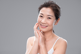 幸福的中老年女人照片
