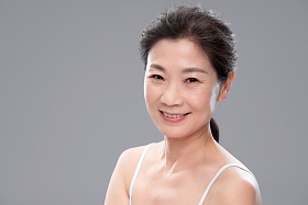 优雅的中年女人妆面