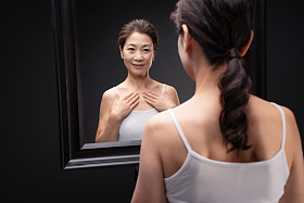 中年女性欣赏镜子中的自己图片