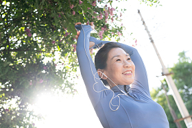 中年女子在街心公园健身