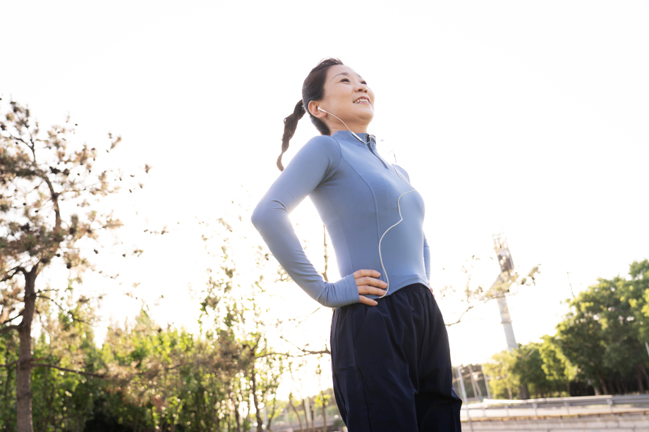 中年女子在街心公园健身 中年女子在街心公园健身