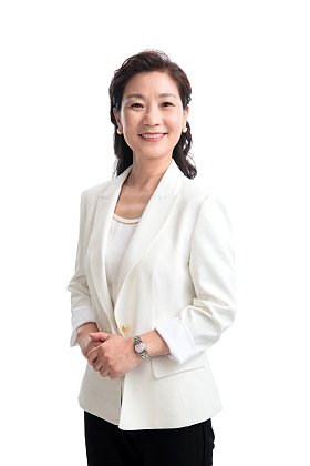 自信时尚的商务中老年女士图片