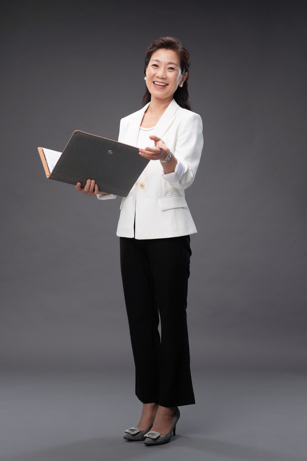 拿着户型图册做手势的优雅商务女士 拿着户型图册做手势的优雅商务女士