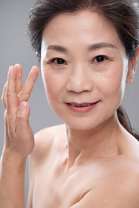 漂亮的中老年女人妆面照片