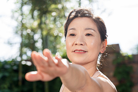 快乐的中老年女士在户外练瑜伽