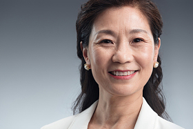 快乐时尚的商务中年女士肖像图片