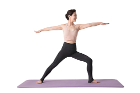 中老年女性练习瑜伽