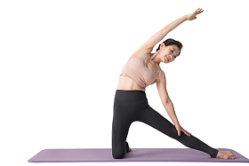 中老年女性练习瑜伽图片