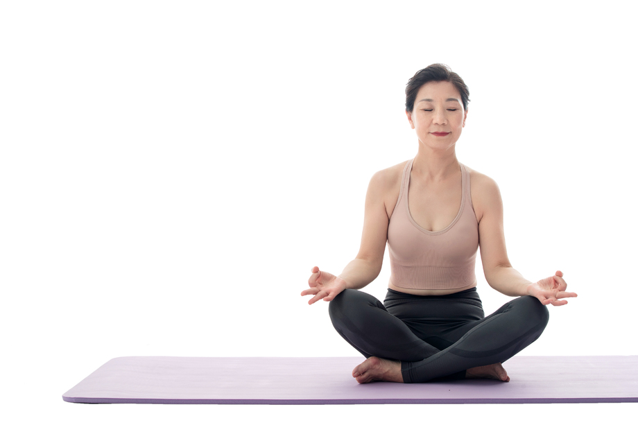 闭着眼睛练瑜伽的中年女士图片
