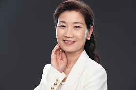 用手触摸脸颊的优雅中老年商务女士