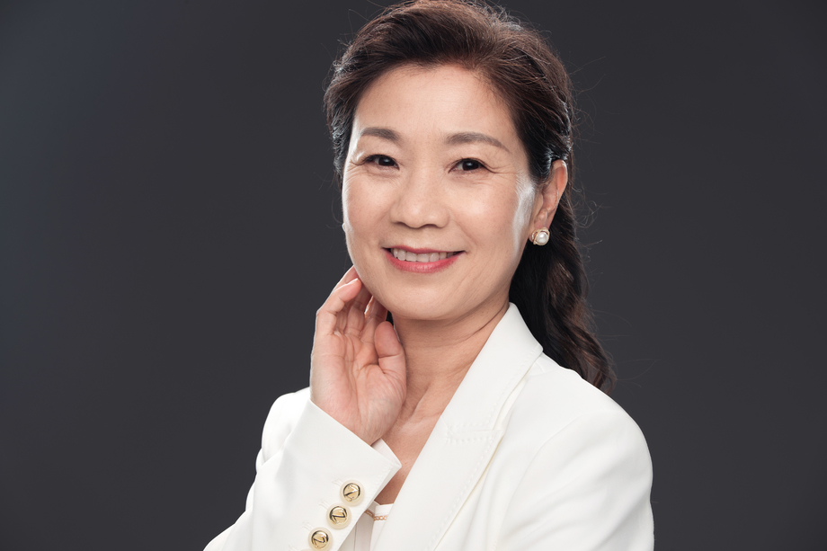 用手触摸脸颊的优雅中老年商务女士 用手触摸脸颊的优雅中老年商务女士